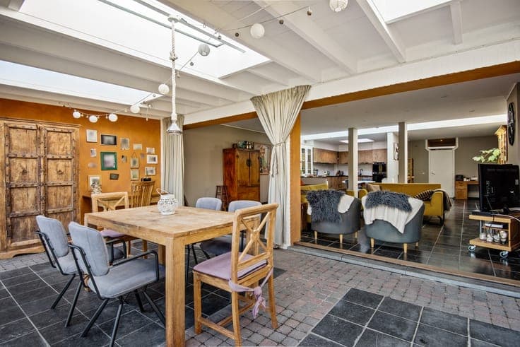 Handelshuis met ruime woning en zwembad te Koningshooikt