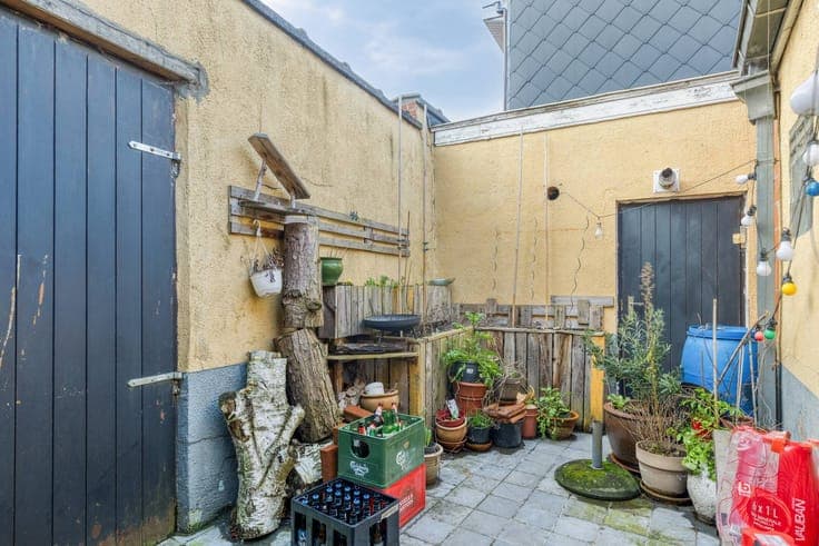 Cozy 3-bedroom house with nice courtyard and garage