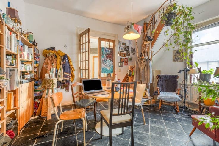 Cozy 3-bedroom house with nice courtyard and garage