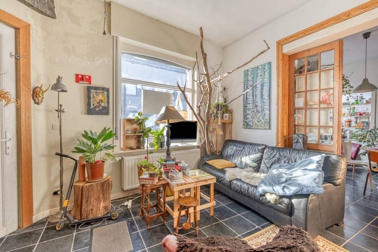 Cozy 3-bedroom house with nice courtyard and garage