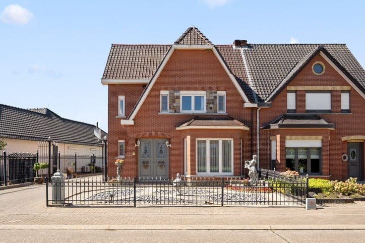 Spacious and Comfortable Semi-Detached House with Garden, Ga