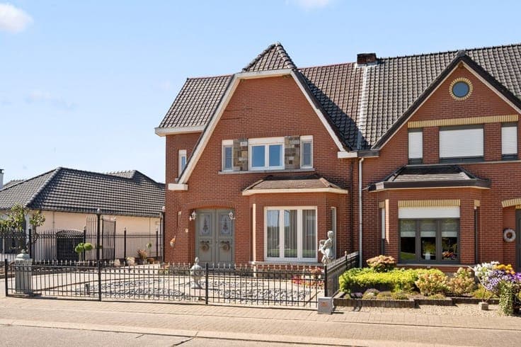 Spacious and Comfortable Semi-Detached House with Garden, Ga
