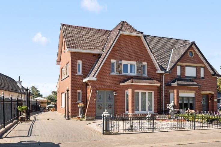 Spacious and Comfortable Semi-Detached House with Garden, Ga