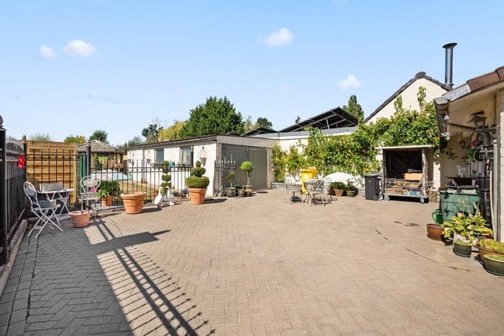 Spacious and Comfortable Semi-Detached House with Garden, Ga