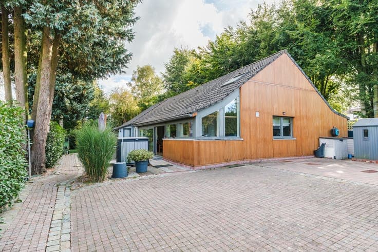 Spacious bungalow-style villa