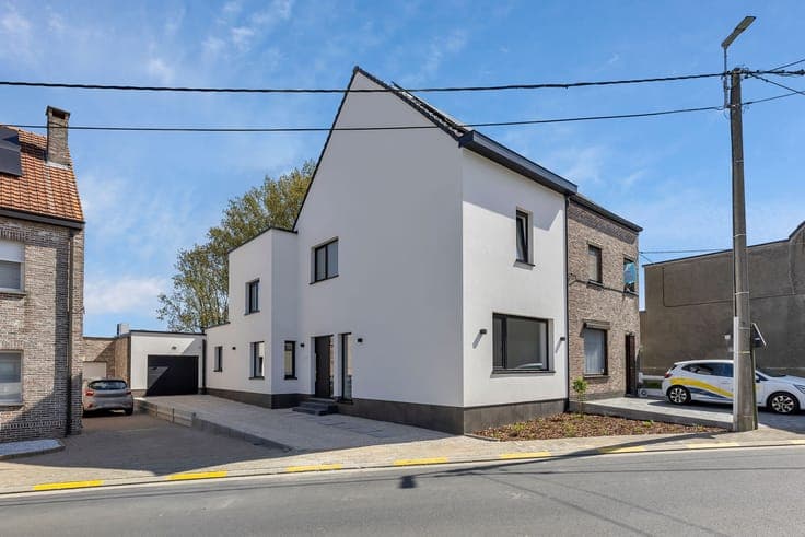 Fully renovated 3-bedroom home with a garden