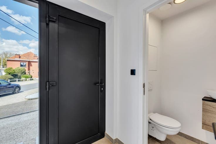Fully renovated 3-bedroom home with a garden