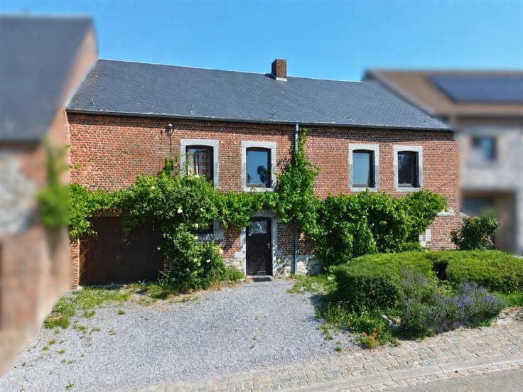 STUNNING 6-BEDROOM HOUSE – LUSH GARDEN – GARAGE