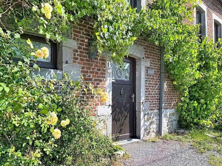 STUNNING 6-BEDROOM HOUSE – LUSH GARDEN – GARAGE