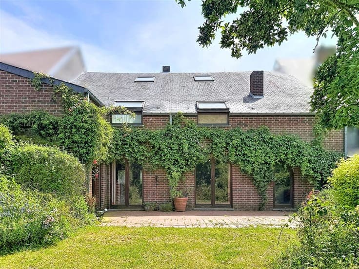 STUNNING 6-BEDROOM HOUSE – LUSH GARDEN – GARAGE