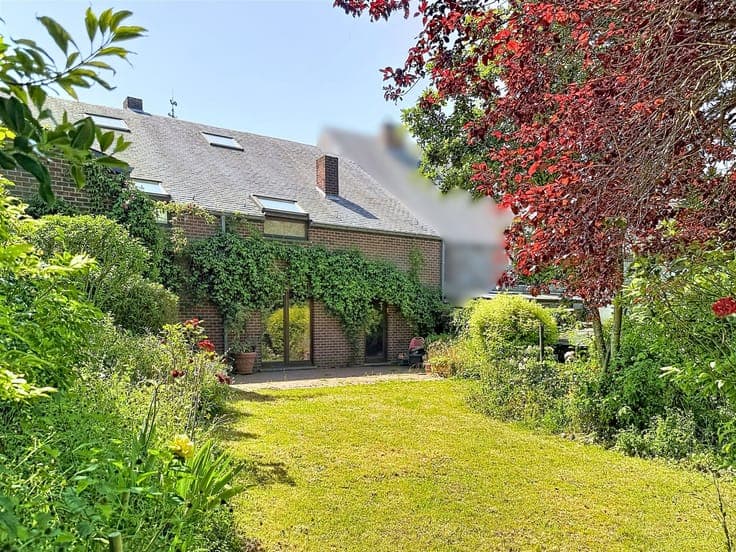 STUNNING 6-BEDROOM HOUSE – LUSH GARDEN – GARAGE