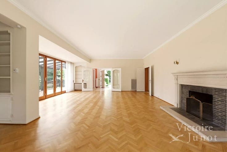 Charming 6-bedroom villa in perfect condition