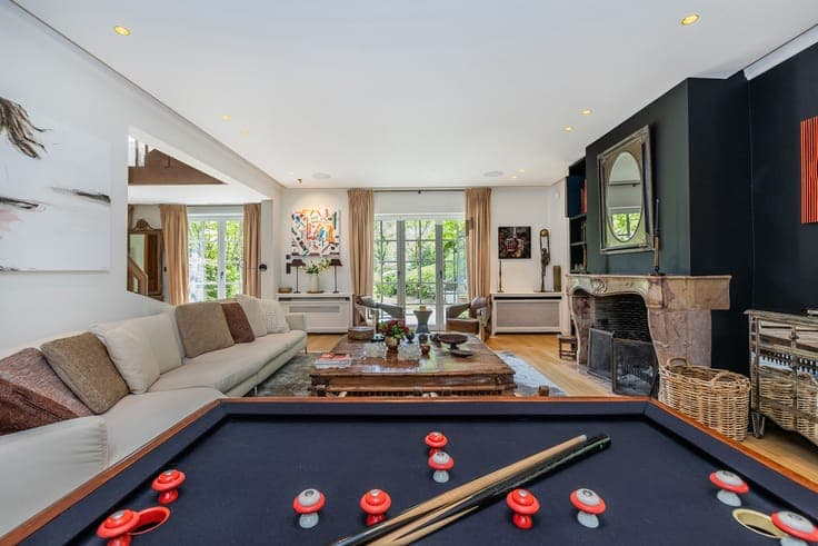 Exceptional villa with concierge service and separate office