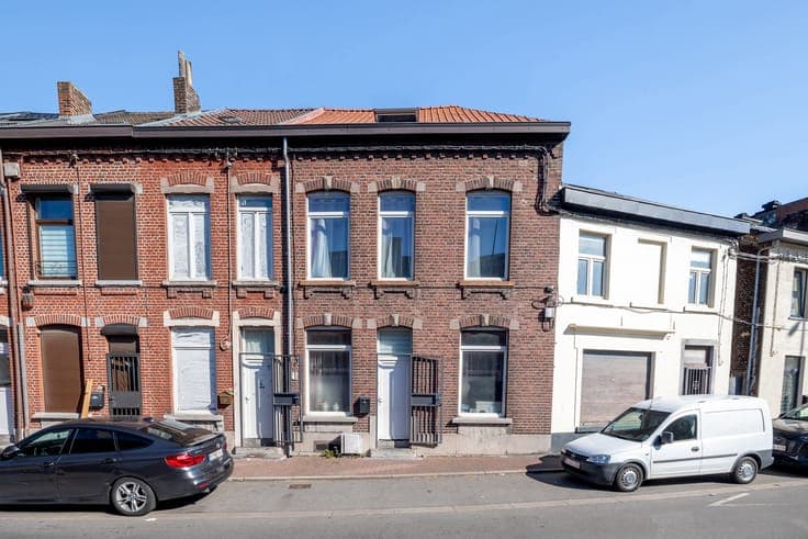 Two-sided house – 4 bedrooms with a courtyard in Charleroi