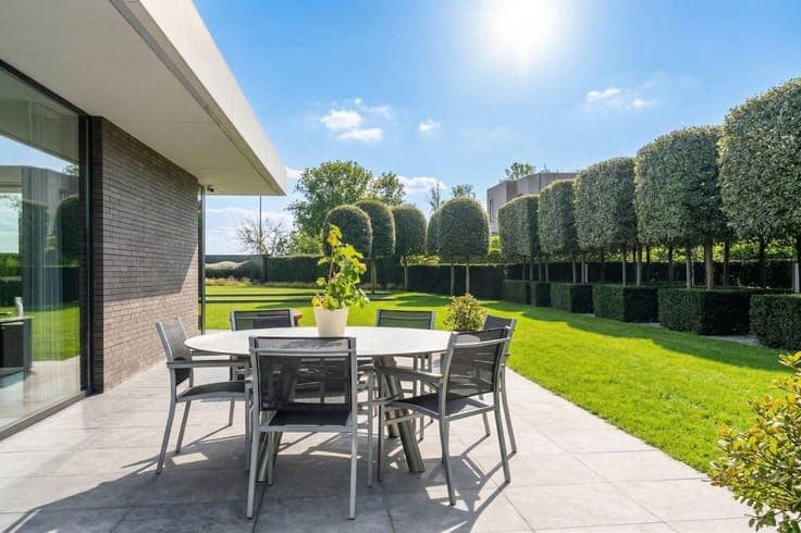 Exclusive villa on a beautiful plot of land for sale in Leff