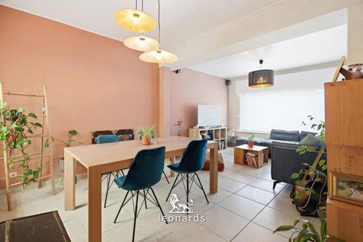 Spacious home with storage space and garden