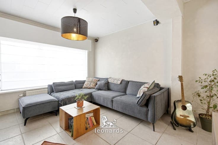Spacious home with storage space and garden