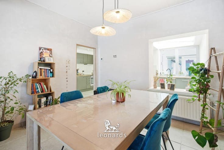 Spacious home with storage space and garden