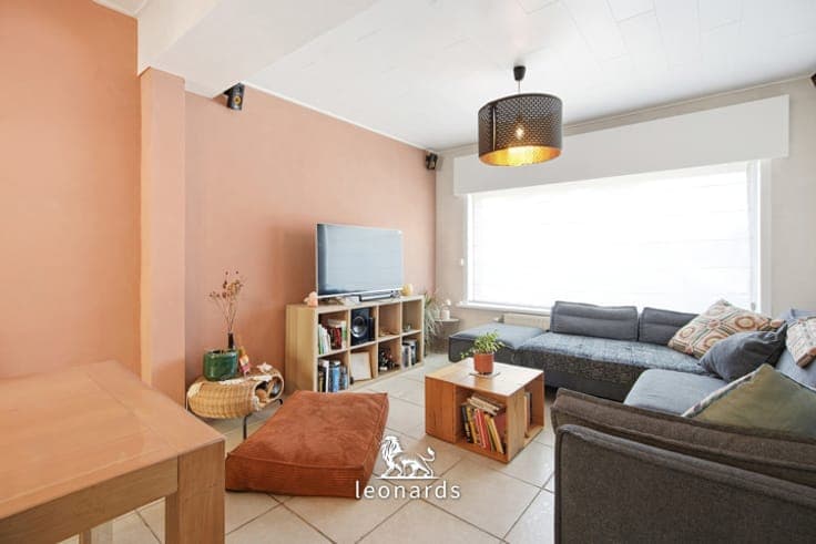 Spacious home with storage space and garden