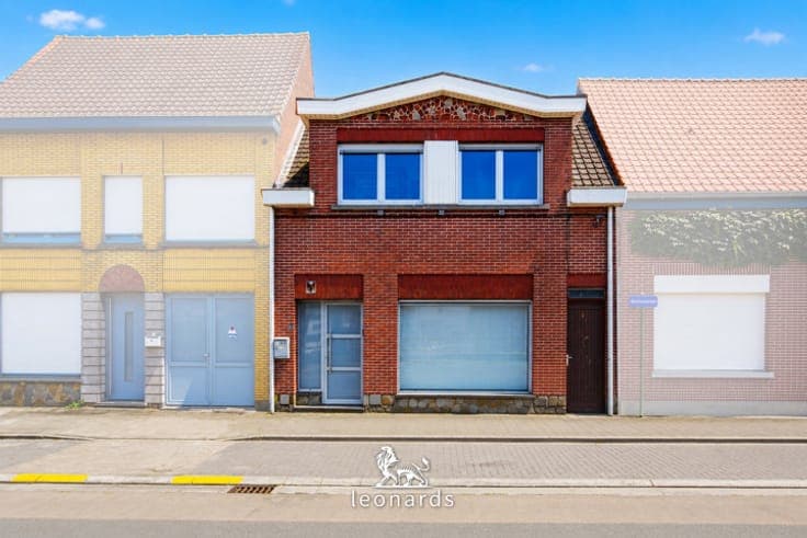 Spacious home with storage space and garden