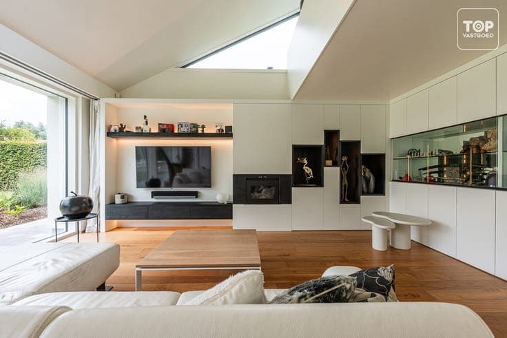 Passieve moderne villa met zwembad.