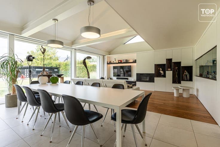 Passieve moderne villa met zwembad.