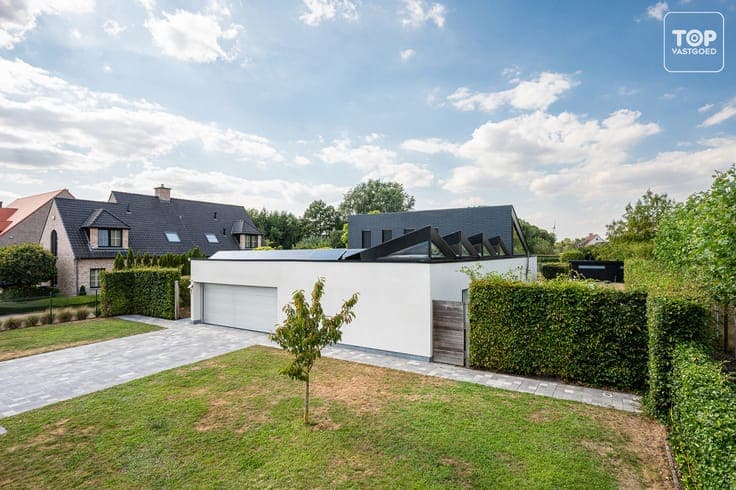 Passieve moderne villa met zwembad.