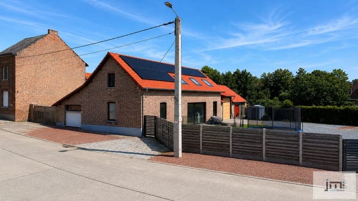 Ruime gezinswoning met tal van mogelijkheden op een perce...