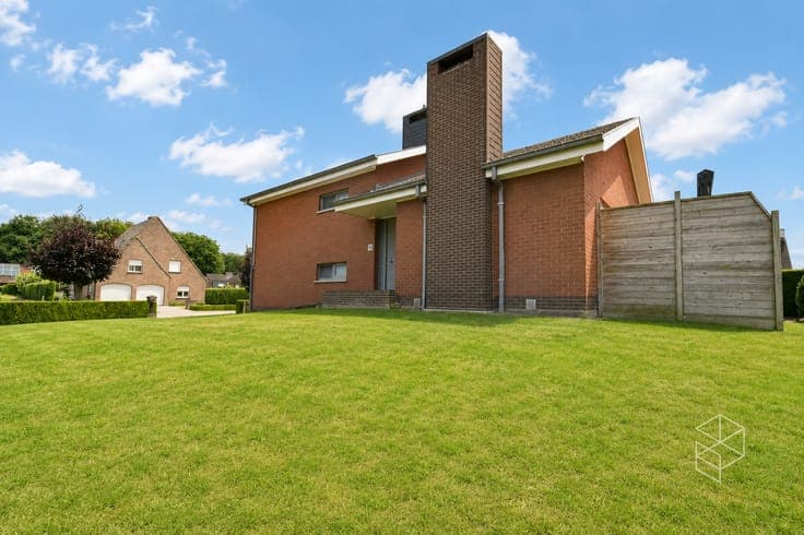Ruime woning met grote tuin te Oostkamp