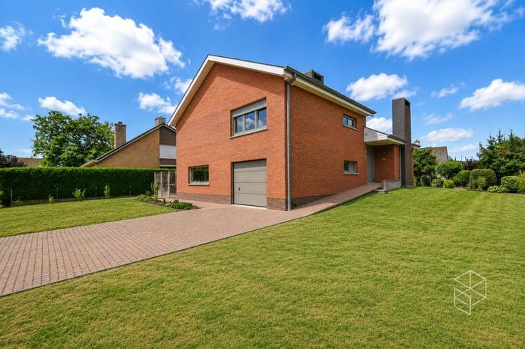 Ruime woning met grote tuin te Oostkamp