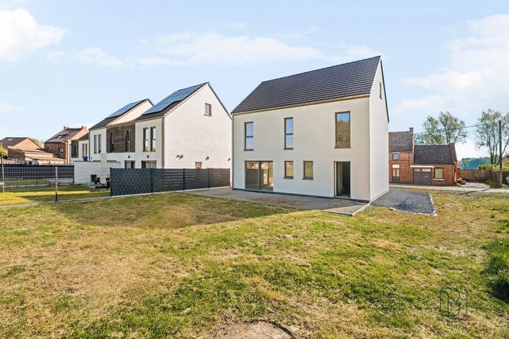Detached house with garden – create your own home