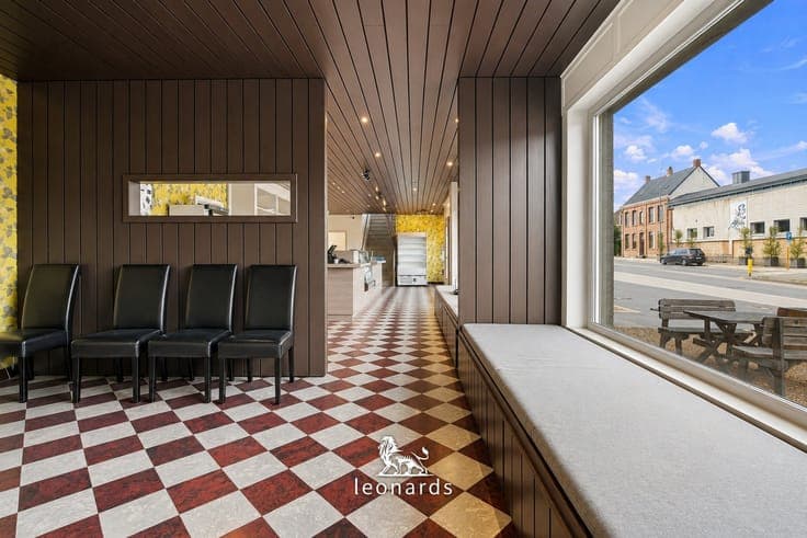 House with commercial space in central Ingooigem