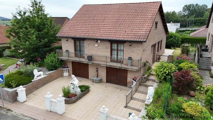 3-Bedroom Villa with GARDEN & Double GARAGE