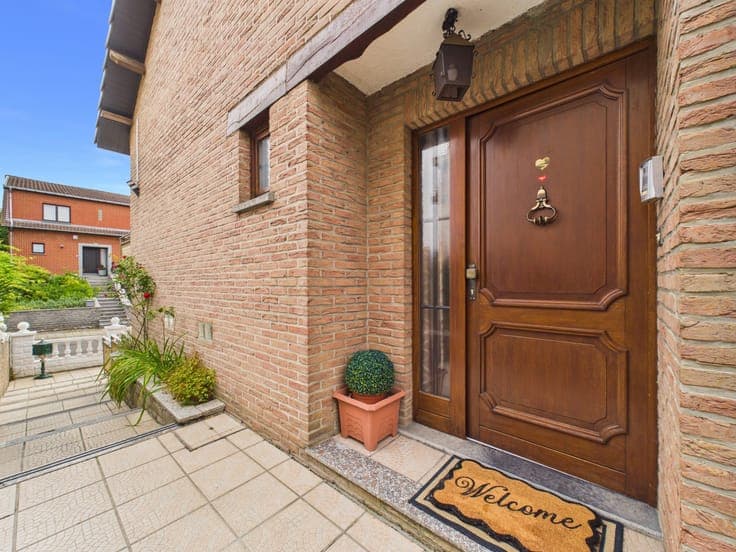 3-Bedroom Villa with GARDEN & Double GARAGE