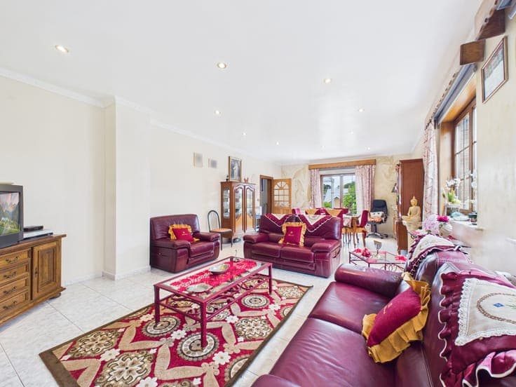 3-Bedroom Villa with GARDEN & Double GARAGE