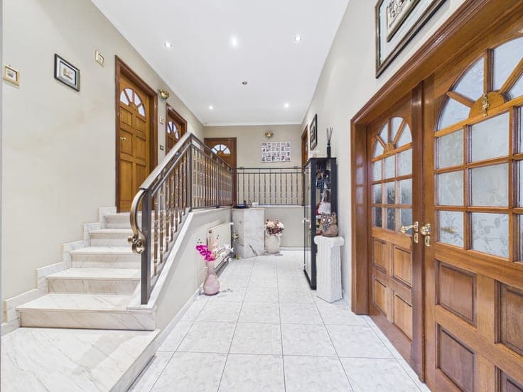 3-Bedroom Villa with GARDEN & Double GARAGE