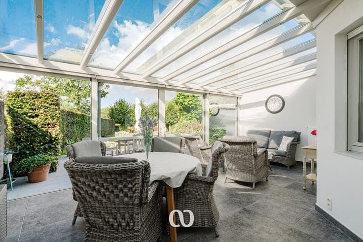 Spacious house with commercial space on a plot of 899 m² in