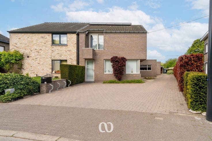 Spacious house with commercial space on a plot of 899 m² in
