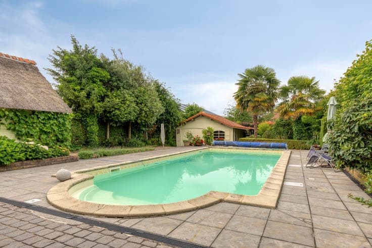 Family villa with a southern garden experience for sale in K