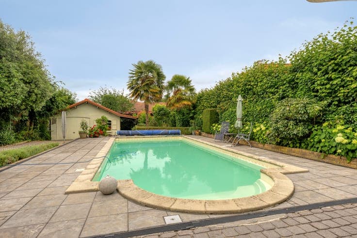 Family villa with a southern garden experience for sale in K