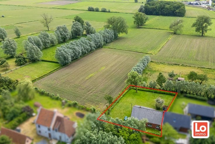 Landelijke te renoveren halfopen gelijkvloerse woning met...