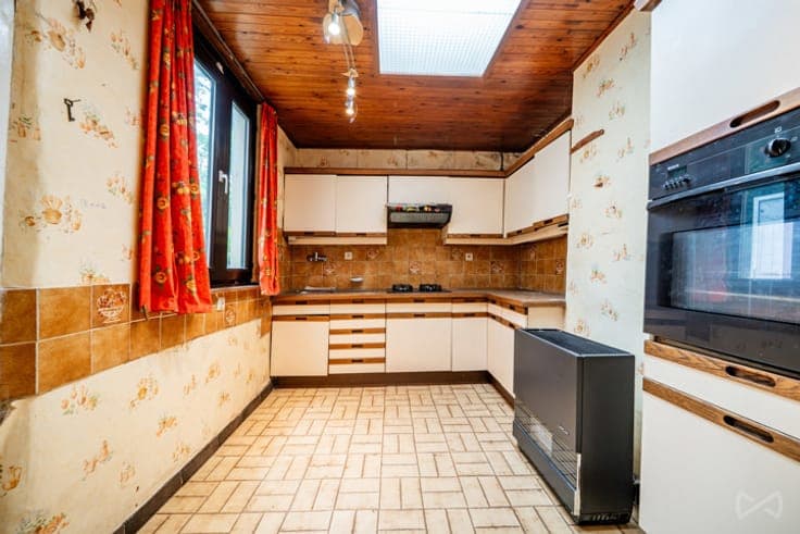 4-bedroom house with garden to renovate