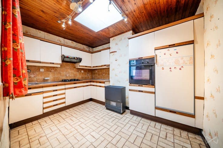 4-bedroom house with garden to renovate