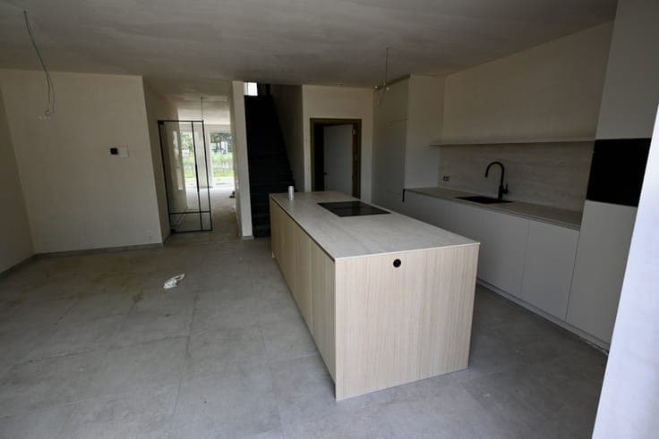 Ruime Nieuwbouwwoning in een nieuwe Verkaveling !