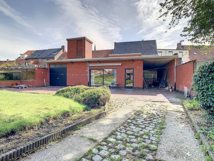 Commercial property to renovate with apartment and garden in