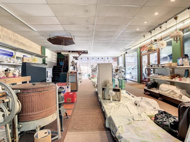 Commercial property to renovate with apartment and garden in