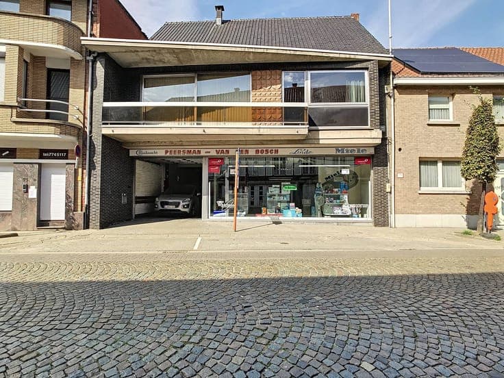 Commercial property to renovate with apartment and garden in