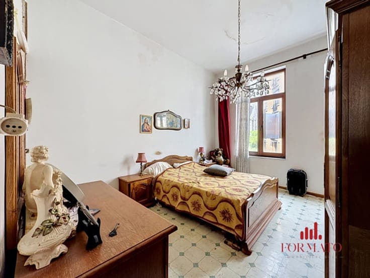 Double single-family house with garage – To renovate