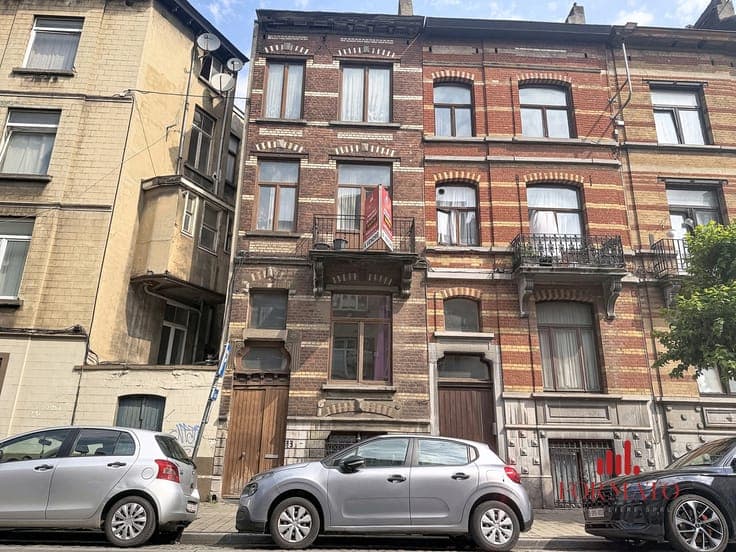 Double single-family house with garage – To renovate