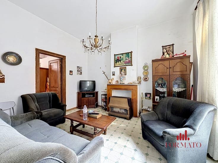 Double single-family house with garage – To renovate